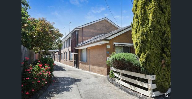 Bright, Updated & Well-Located - Photo 1