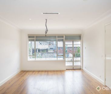 TOP FLOOR APARTMENT! - Photo 3