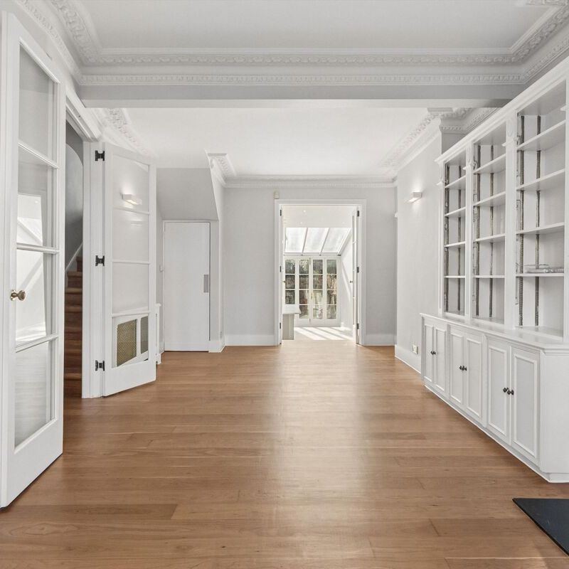 A beautifully maintained five-bedroom family home, ideally positioned on the western side of this highly desirable tree-lined street within the sought-after Moore Park Estate. - Photo 1