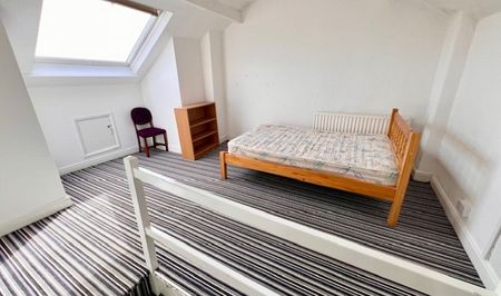 Spacious Four Bedroom Property - Photo 2