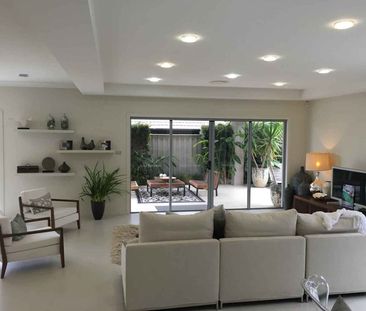 BEAUTIFUL FAMILY HOME - Photo 4