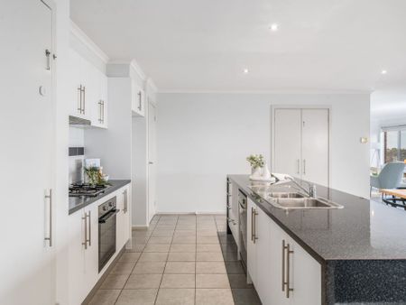 SPACIOUS MODERN FAMILY HOME - Photo 3