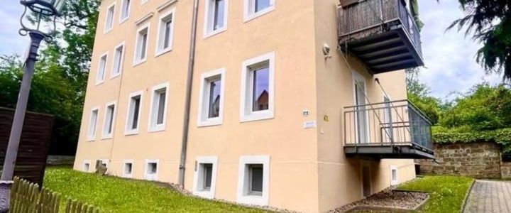 Hochwertig saniert! 2-Zimmerwohnung mit EBK, Balkon & eigenem Stellplatz - Photo 1