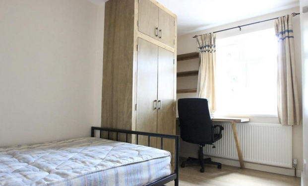 8 bedroom semi-detached house to rent - Photo 1