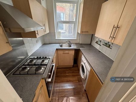 3 bedroom flat to rent - Photo 5