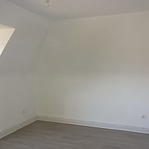 Renovierte Dachgeschoss-Wohnung mit 39,50m² für 1 Person demnächst verfügbar - Photo 1