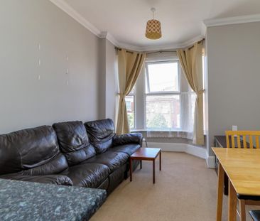 2 bedroom flat to rent - Photo 2