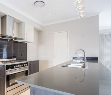 Spacious 4 Bedroom Home Opposite Parkland - Photo 5