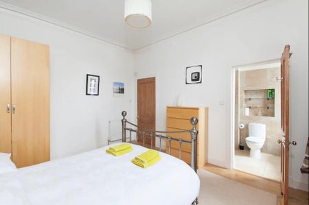 3 bedroom flat to rent - Photo 3