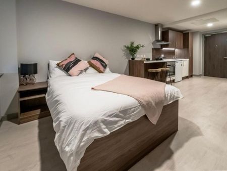 1 bedroom in a flat share to rent - Photo 4