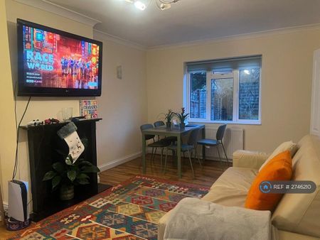 3 bedroom semi-detached house to rent - Photo 2