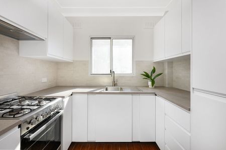 Freshly Renovated, Walk to Shops & Rail - Photo 3
