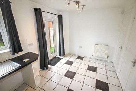 2 bedroom semi-detached house to rent - Photo 5