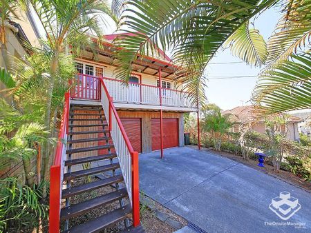 SPACIOUS 3 BEDROOM HOME 150M TO WESTFIELD - Photo 2