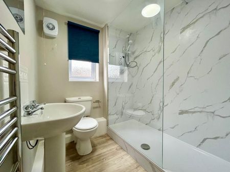 2 bedroom Flat To Let - Photo 2