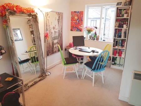 2 Bed Flat, Franklin Court, BS1 - Photo 2