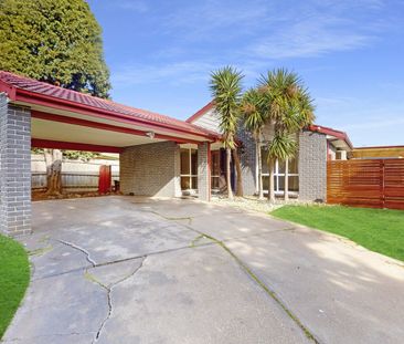 38 Strathavan Drive Berwick VIC - Photo 2