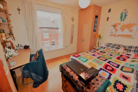 4 bedroom House in Burley Lodge Terrace, Leeds - Photo 3