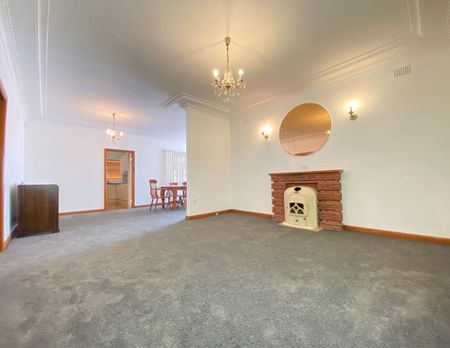 4 BEDROOM HOME IN KINGSGROVE! - Photo 3