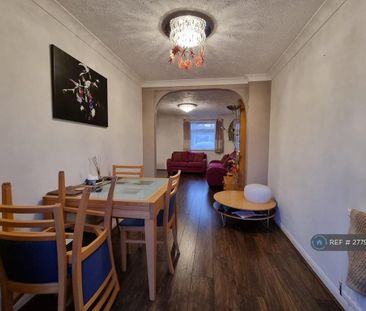 3 bedroom end of terrace house to rent - Photo 2