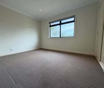 3 bedroom residence in the heart of Croydon - Photo 5
