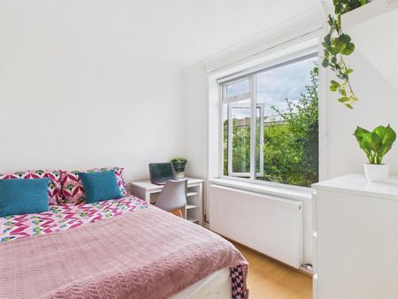 4 bedroom semi-detached house to rent - Photo 4