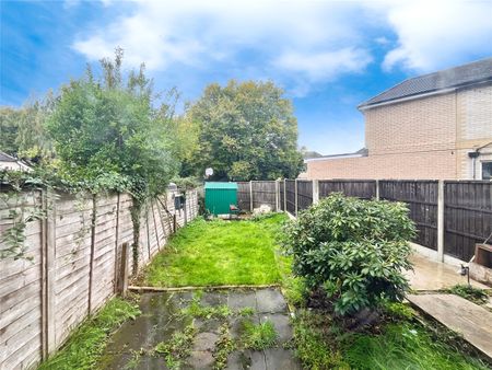 Beechtree Avenue, Englefield Green, Egham, Surrey, TW20 0SR - Photo 5