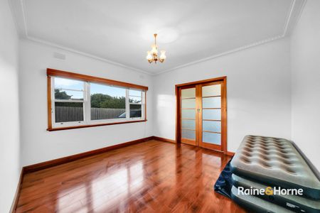 3 Bedroom Home in Werribee with SOLAR PANELS! - Photo 4