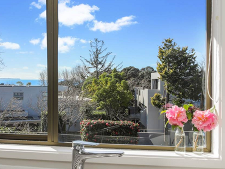 Stunning 4 bedroom flat in the Castor Bay - Photo 4