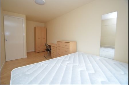 3 Bedroom Student Professional Rentals Leeds - Photo 5