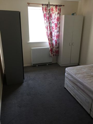 2 Bed Flat, Gurney Close, IG11 - Photo 4