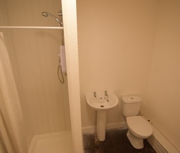 To Let 2 Bed Flat - Photo 4