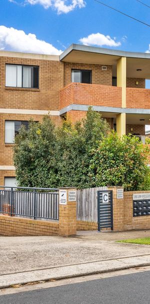 2 bedroom timber floor unit available - Perfect for family living - Photo 2