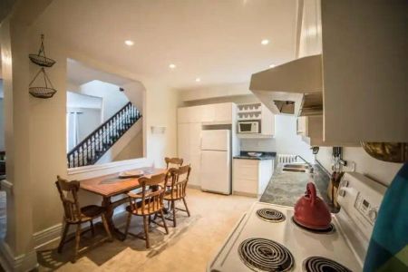 Toronto Furnished Duplex Upper Level for Rent - Elegant 2 Bed, 2 Bath with Private Roof Top Patio and City Views - Photo 5