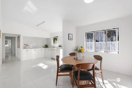 Bright, Renovated Family Home in Prime Sunnybank Location - Photo 3