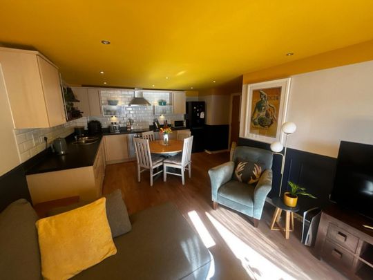 2 bedroom Flat To Let - Photo 1