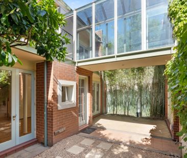 Unique Inner City Residence - Photo 2