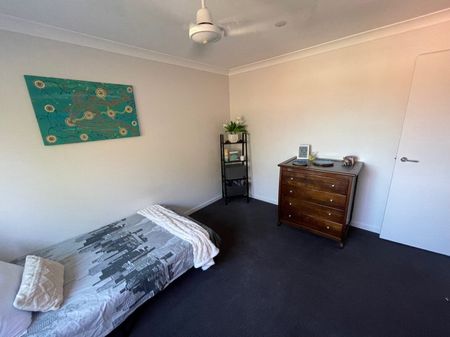 Modern Furnished Room with Private Bathroom, Move in Ready, Ideal for Student - Photo 2