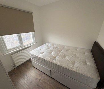 4 bedroom semi-detached house to rent - Photo 4