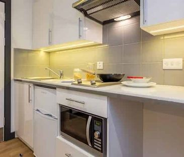 Studio London - Photo 6