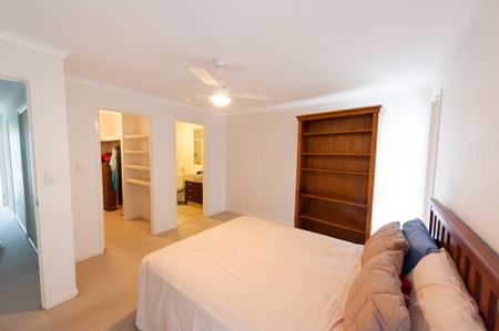 Spacious Townhouse with Airconditioning - Photo 5