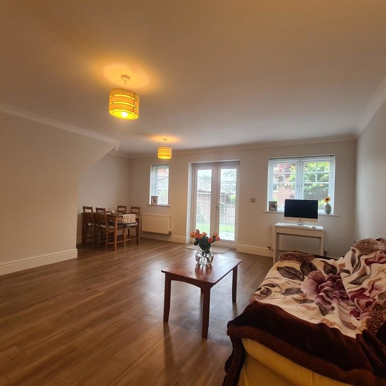 4 Bedroom Semi-Detached House - Photo 1