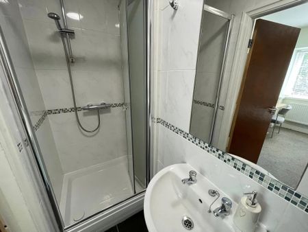 1 bedroom in a house share to rent - Photo 2