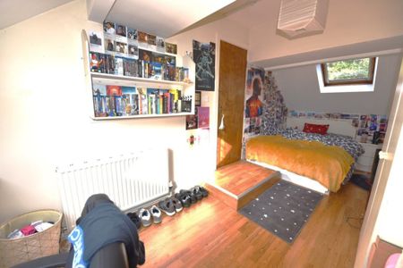 3 bedroom Flat in Otley Road, Leeds - Photo 2