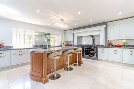 A beautifully presented family home situated in a sought after location in Sunningdale. - Photo 4