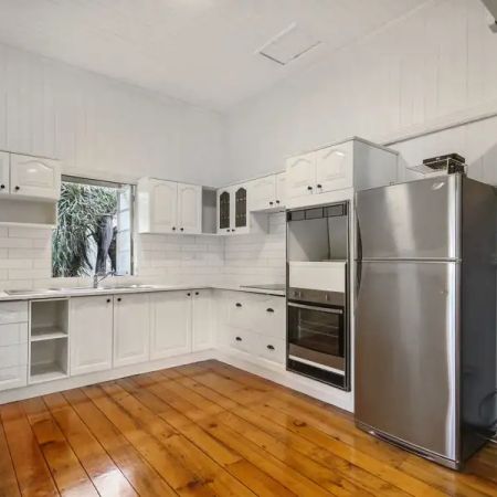 “1 SELF-CONTAINED STUDIOS FOR RENT - MINUTES TO TRAIN &amp; BUS LINKS” - Photo 4