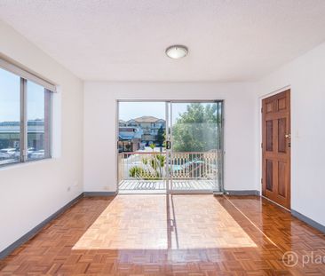 Large three bedroom unit in great location! - Photo 1