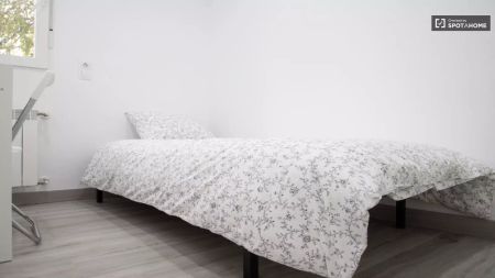 Room in a shared 4-bedroom apartment for rent in San Cristóbal, perfect for professionals. - Photo 3
