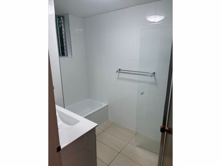 Spacious Apartment with Leafy Views - Photo 3