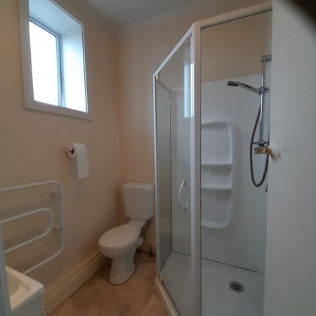 Charming 1-Bedroom Apartment with Off-Street Parking - Photo 2